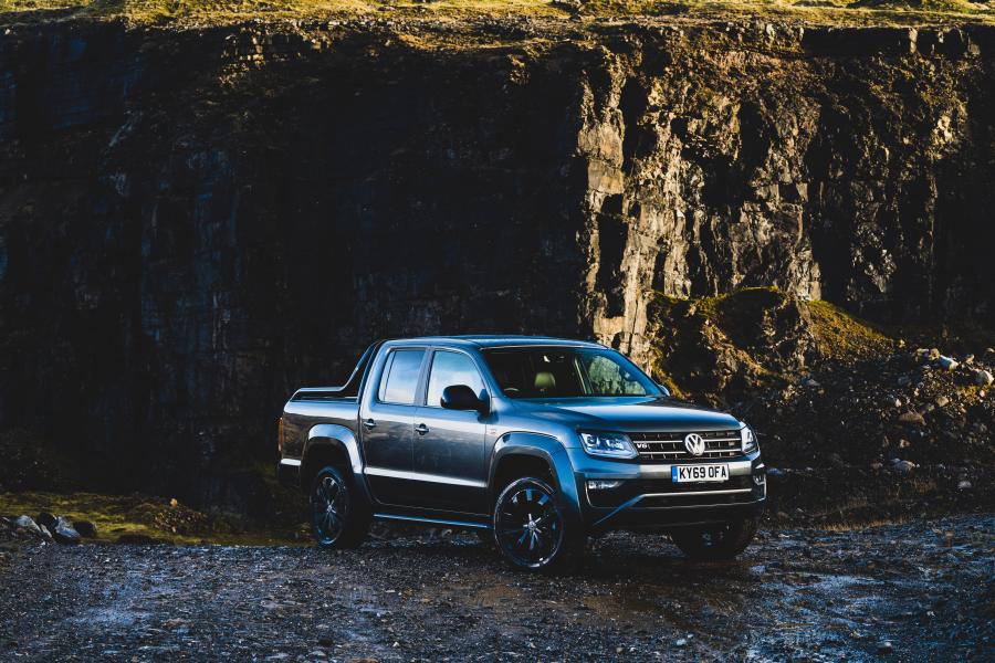  Volkswagen Amarok Double Cab Black Edition 2019 года  (UK) (фото 1 из 34)